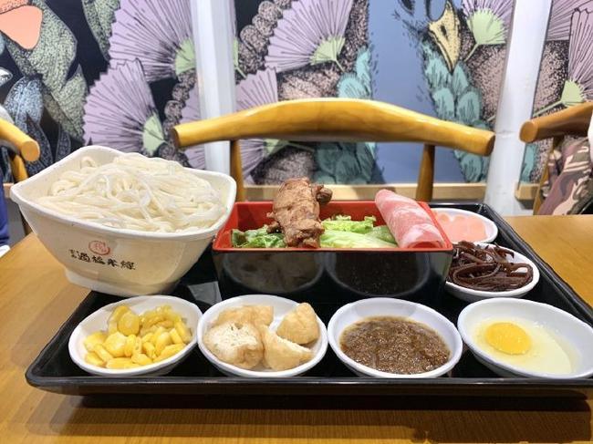 十秒到云南过桥米线加盟店：从选址到装修的全方位指导